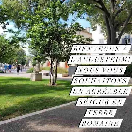 L'augusteum * Nimes